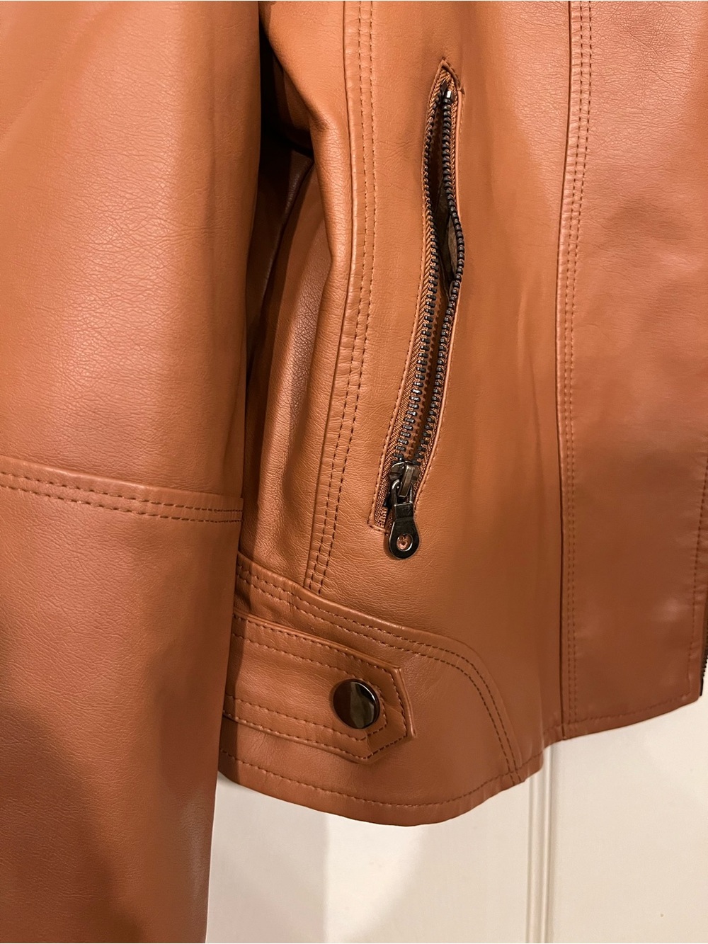 NWOT Women's Tan Leather Moto Jacket - Sleek Zip Front(runs small) - Picture 4 of 5